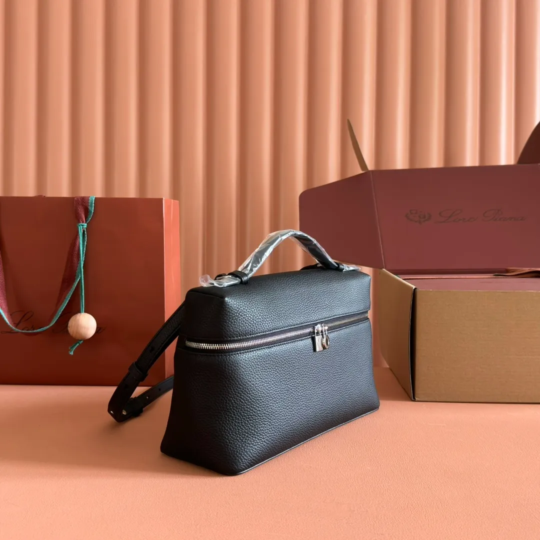 p1280💋💋💋【Original leather all-steel configuration counter complete package】𝐋𝐨𝐫𝐨 𝐏𝐢𝐚𝐧@ Extra pocket L27 series handbag/crossbody bag The most comfortable life is when it is not defined, just like loro The material design of pian@ does not require complicated design styles. The simple and soft outline is elegant and durable, like an exquisite cosmetic case, which perfectly balances appearance and functionality. The leather is delicate and feels as soft as butter. The small bag has a large capacity. It is not only portable with a thin shoulder strap, but can also be worn cross-body. Sisters who have a special liking for minimalist style can buy it. It is simple and versatile. The simpler, the more different. Stars and Instagram celebrities are all planting it. There are two sizes of 19 cm and 27 cm. One is exquisite and casual, and the other is elegant and grand. Dimensions: length 27×width 10×height 16cm (with shoulder strap)